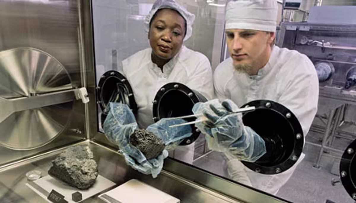 Astromaterials Research: cientistas manipulando uma amostra lunar.